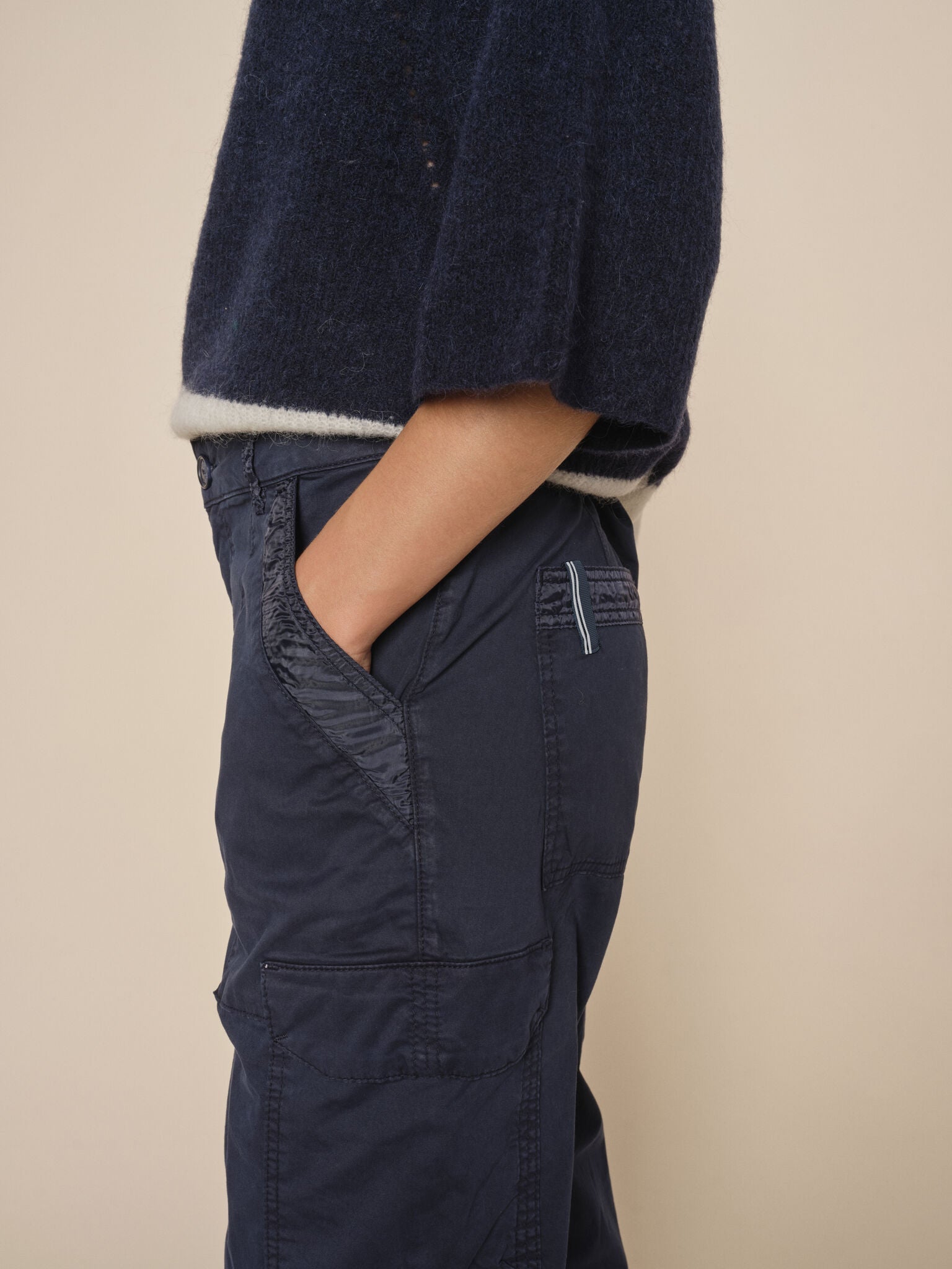 Modelshot / Navy Blazer / Detail